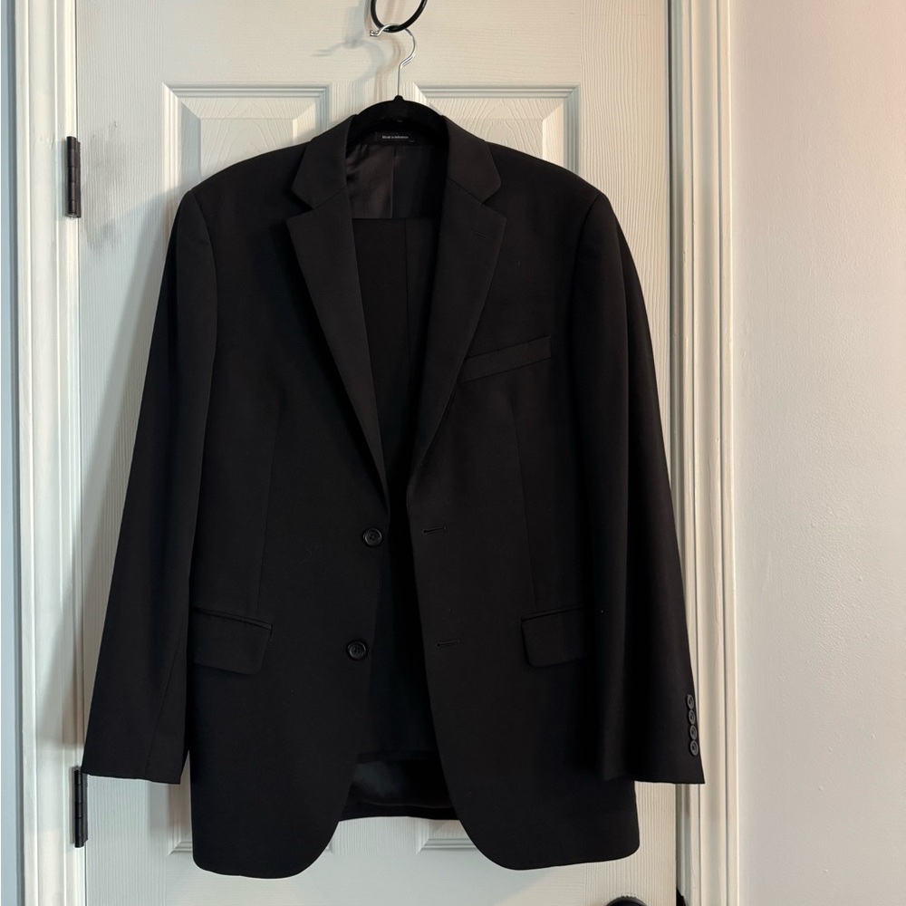 Men's Black Two-Button Suit Jacket - Elegant Tailored Look